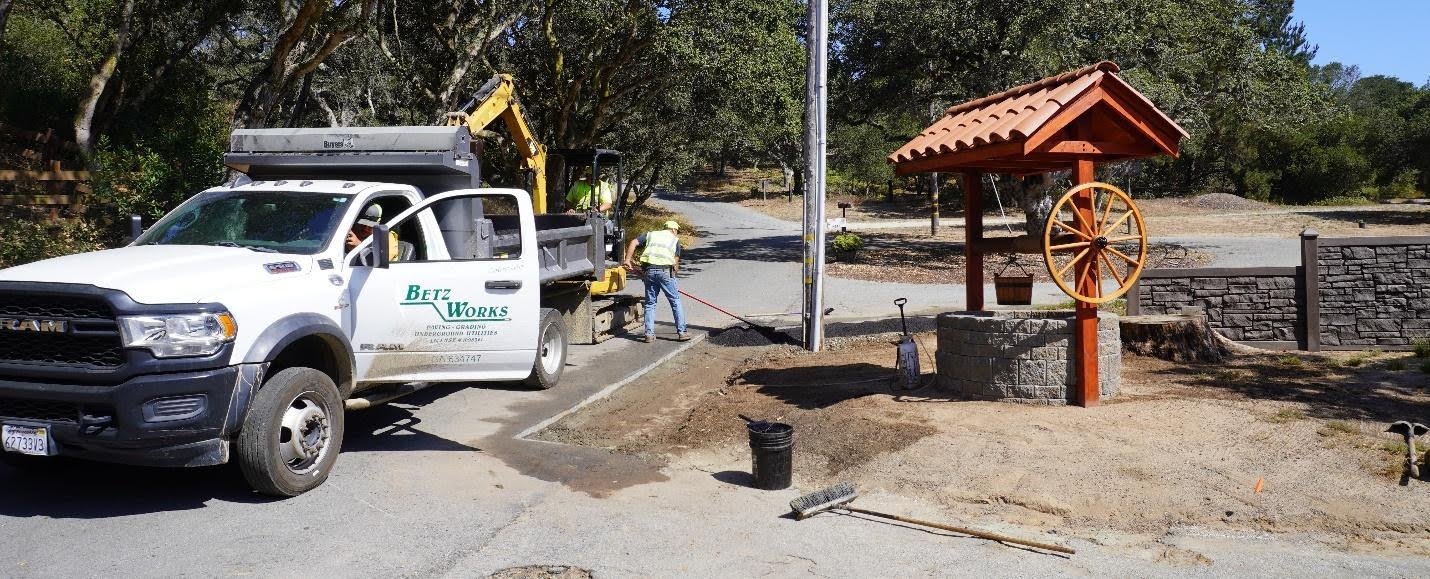 Cut out the roots. Apply hot oil to the old road edge for adhesion.